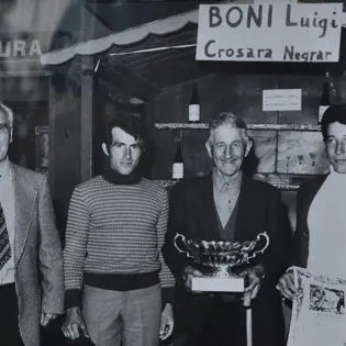 Nonno luigi con alla destra alessandro - premiazione palio del recioto anni 80