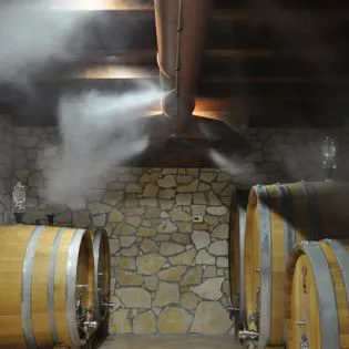 Affinamento in botti di slavonia con controllo costante di temperatura e umidità